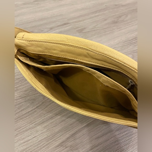 Arnold Churgin Yellow Genuine Leather Shoulder Bag Purse. - Picture 5 of 16